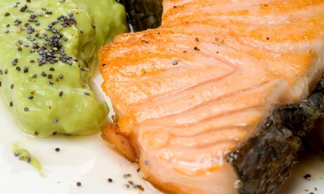 Baked Salmon with Orange Guacamole, a healthy recipe for an original meal