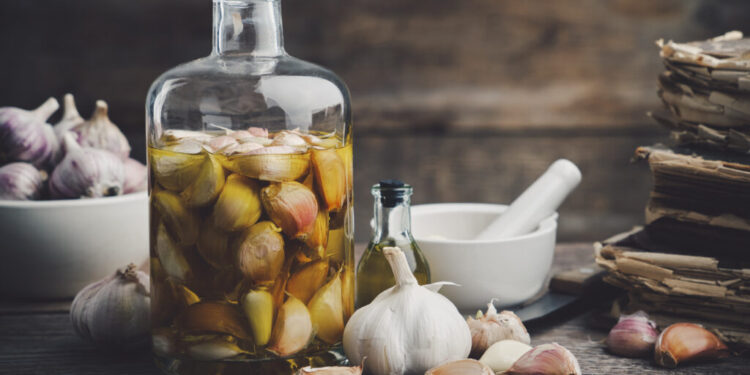 How to make canned garlic with oil