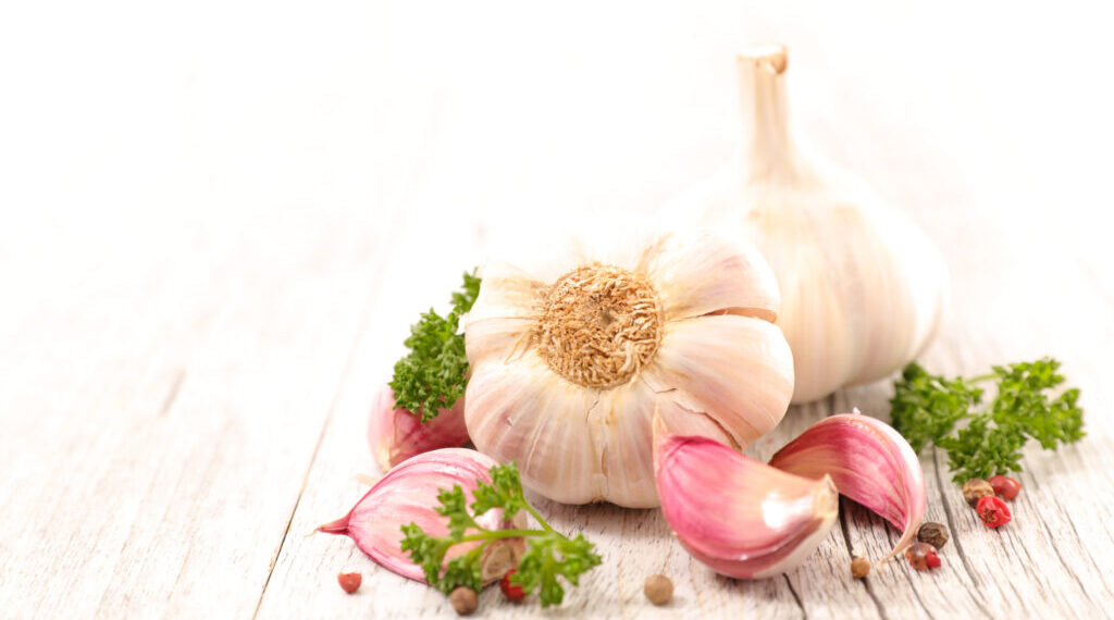 Why eat garlic on an empty stomach, find out how it affects your body