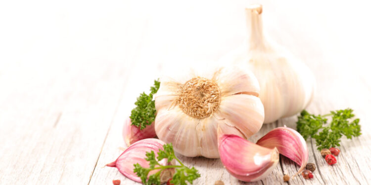 Why eat garlic on an empty stomach, find out how it affects your body