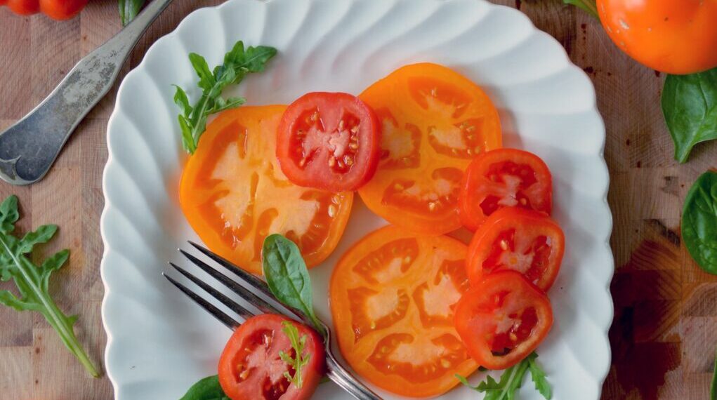 Tomato and Garlic Salad, a simple dish with ingredients that we always have in the kitchen