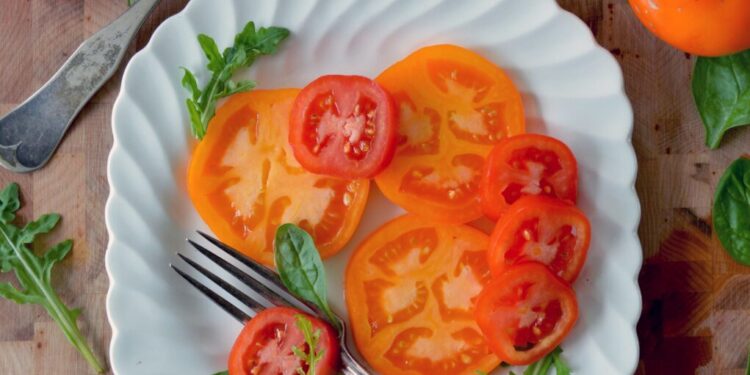 Tomato and Garlic Salad, a simple dish with ingredients that we always have in the kitchen