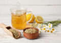 Chamomile, or Chamaemelum nobile, is a plant to which a multitude of properties are attributed, such as anti-inflammatory and antioxidant. It also strengthens the immune system while relieving cold symptoms, among others. All this, combined with lemon, which also has antibacterial properties and strengthens the immune system.