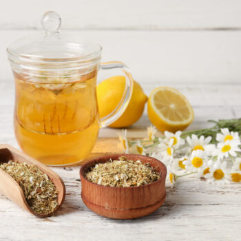 Chamomile, or Chamaemelum nobile, is a plant to which a multitude of properties are attributed, such as anti-inflammatory and antioxidant. It also strengthens the immune system while relieving cold symptoms, among others. All this, combined with lemon, which also has antibacterial properties and strengthens the immune system.