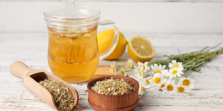 Chamomile, or Chamaemelum nobile, is a plant to which a multitude of properties are attributed, such as anti-inflammatory and antioxidant. It also strengthens the immune system while relieving cold symptoms, among others. All this, combined with lemon, which also has antibacterial properties and strengthens the immune system.