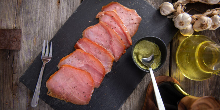 Tuna Carpaccio recipe, a simple dish for a successful appetizer.