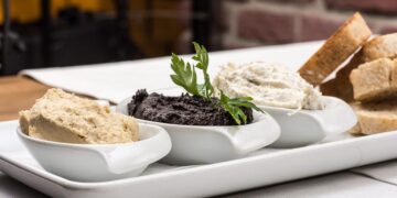 Tapenade with Basil and Garlic Oil, an appetizer ready in a few minutes.