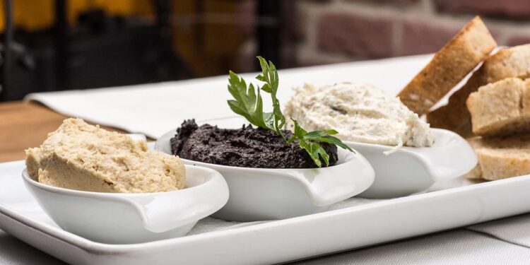 Tapenade with Basil and Garlic Oil, an appetizer ready in a few minutes.
