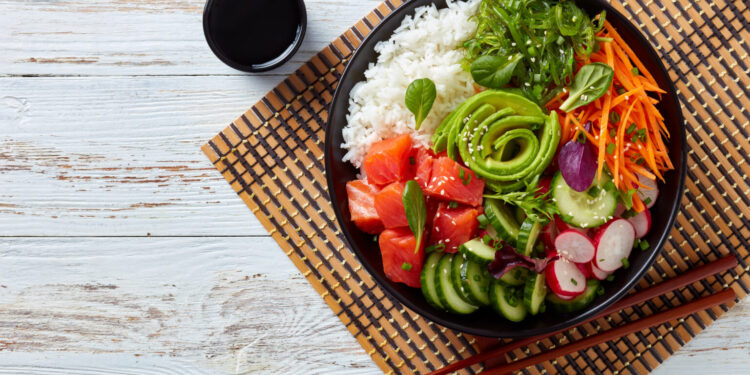 Poke Bowl, know the origin and history of this popular and healthy Hawaiian dish.