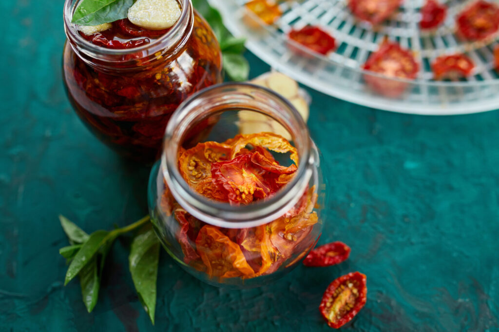 How to make flavored oil with sun-dried tomatoes, oregano and garlic