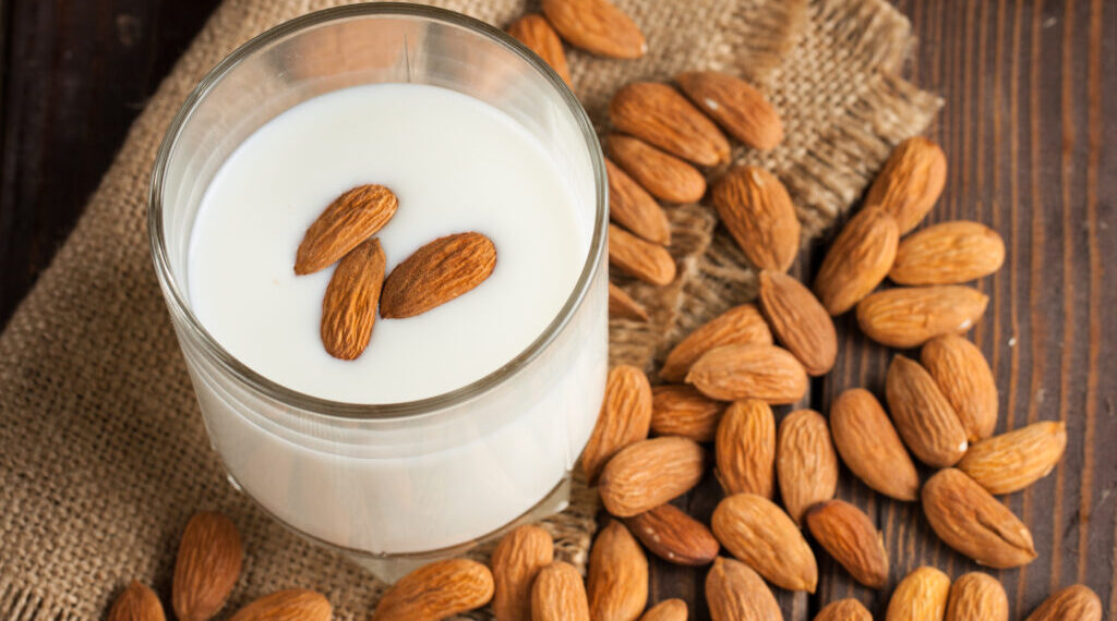 How to make Almond Milk at Home, the perfect milk substitute