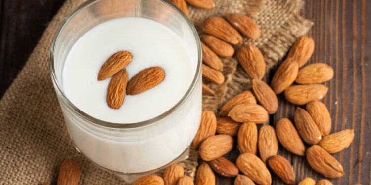 How to make Almond Milk at Home, the perfect milk substitute