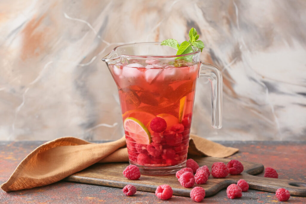 Raspberries Iced Tea, a refreshing and healthy drink to replace soft drinks.