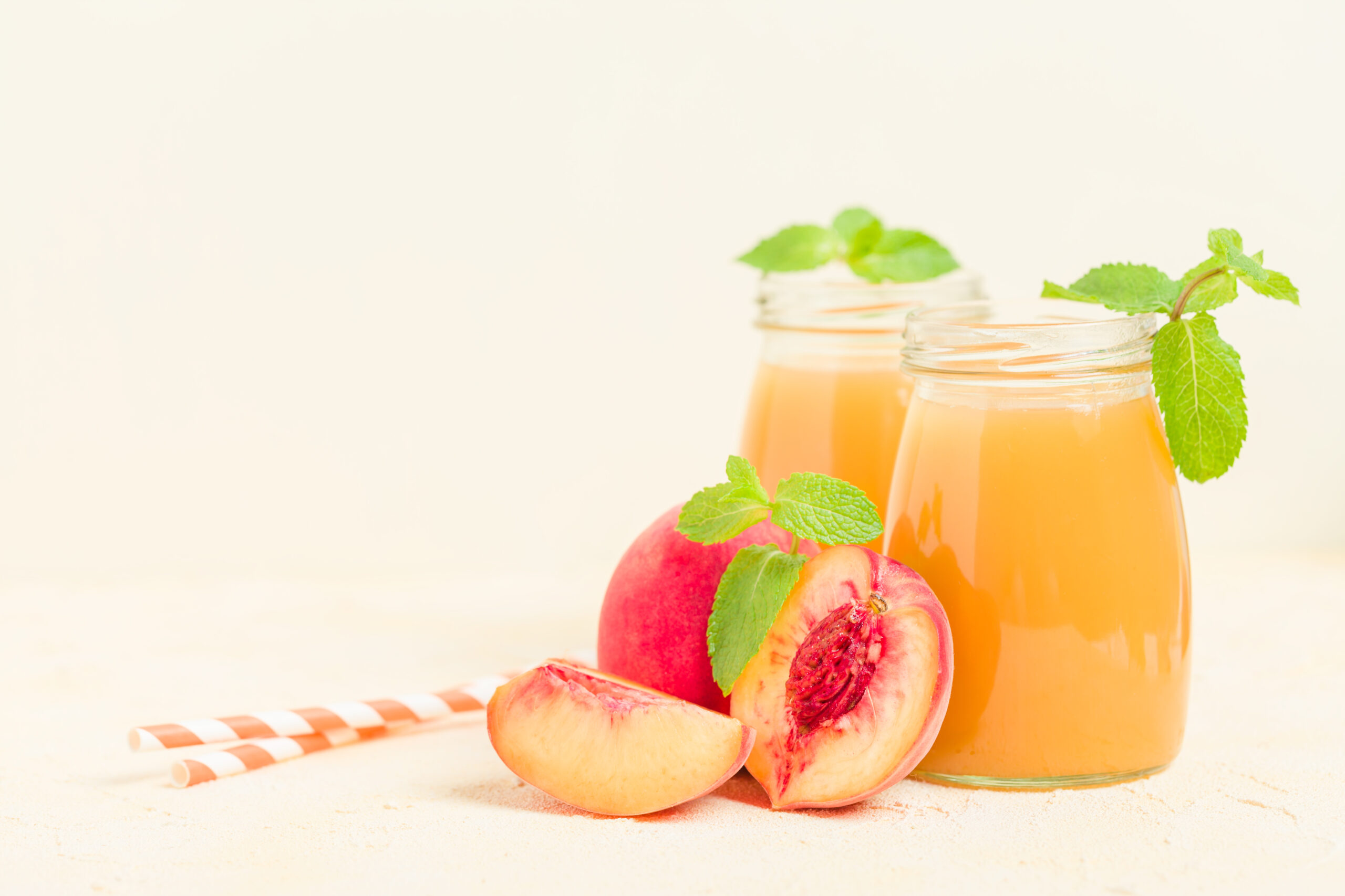Peach and kefir smoothie recipe, a sweet snack to take care of your health.