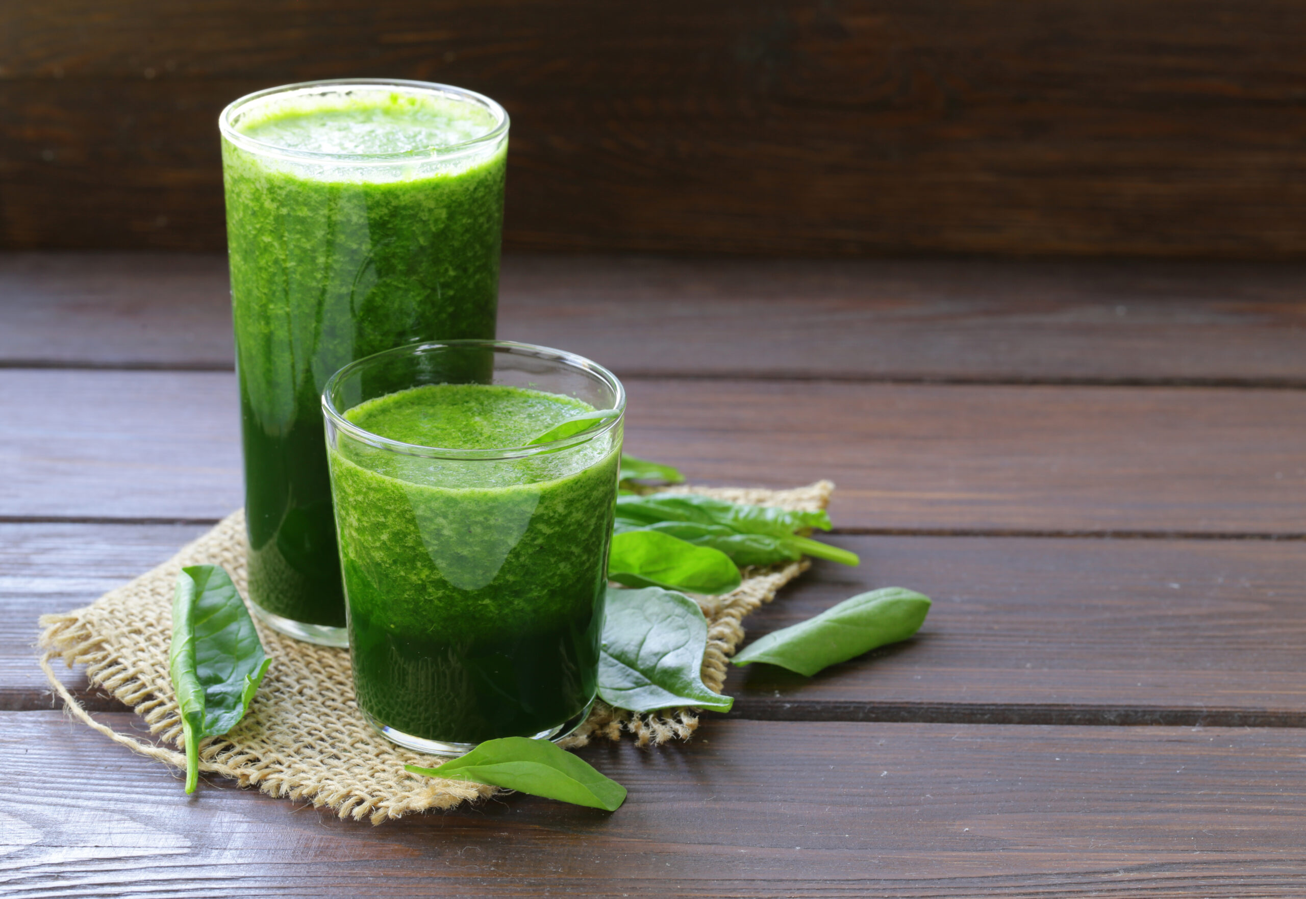Prepare this healthy and nutritious Green Juice, a lettuce, spinach and kiwi juice.