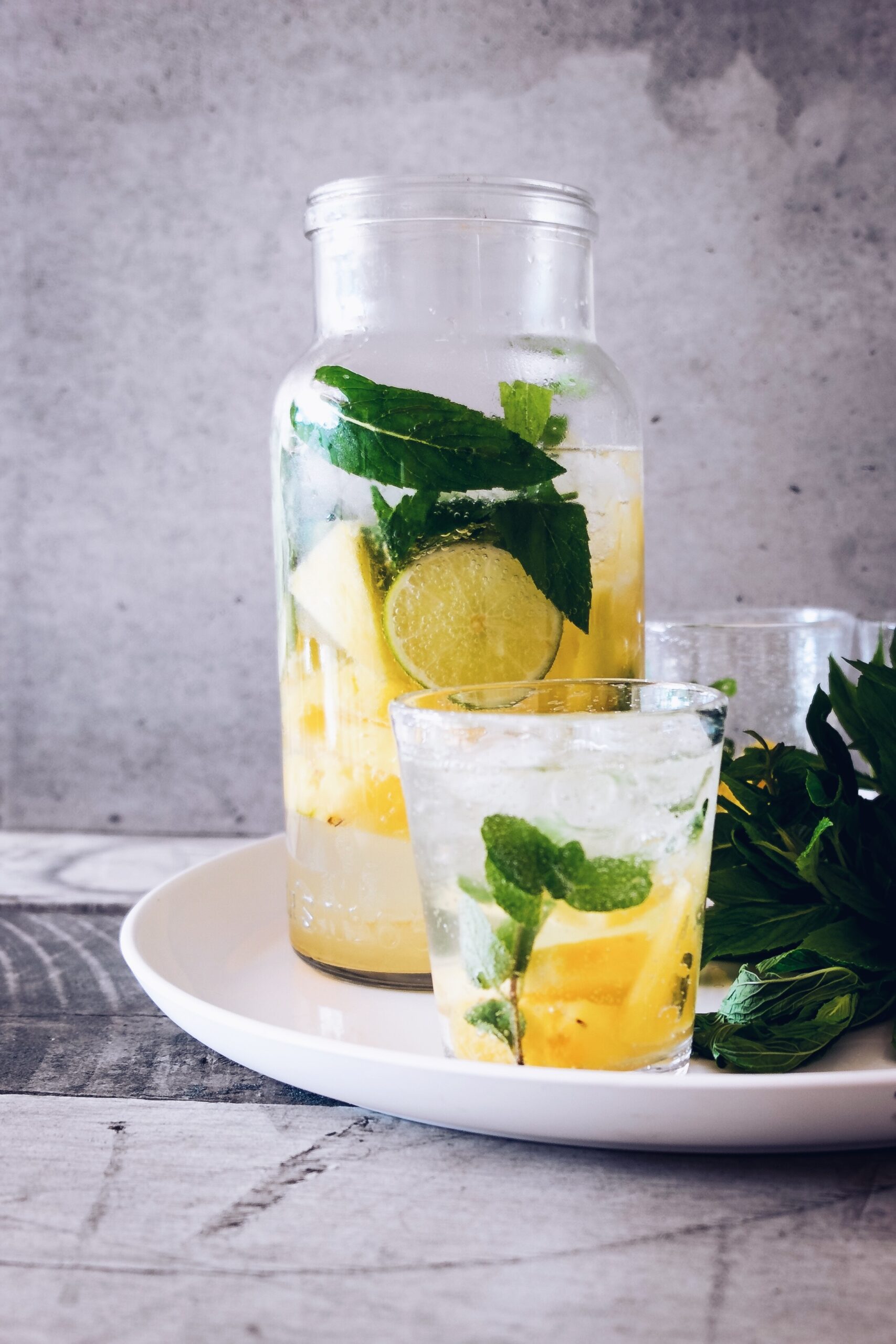 Refreshing pineapple, peach, mango and rosemary water: a combination full of flavor and benefits
